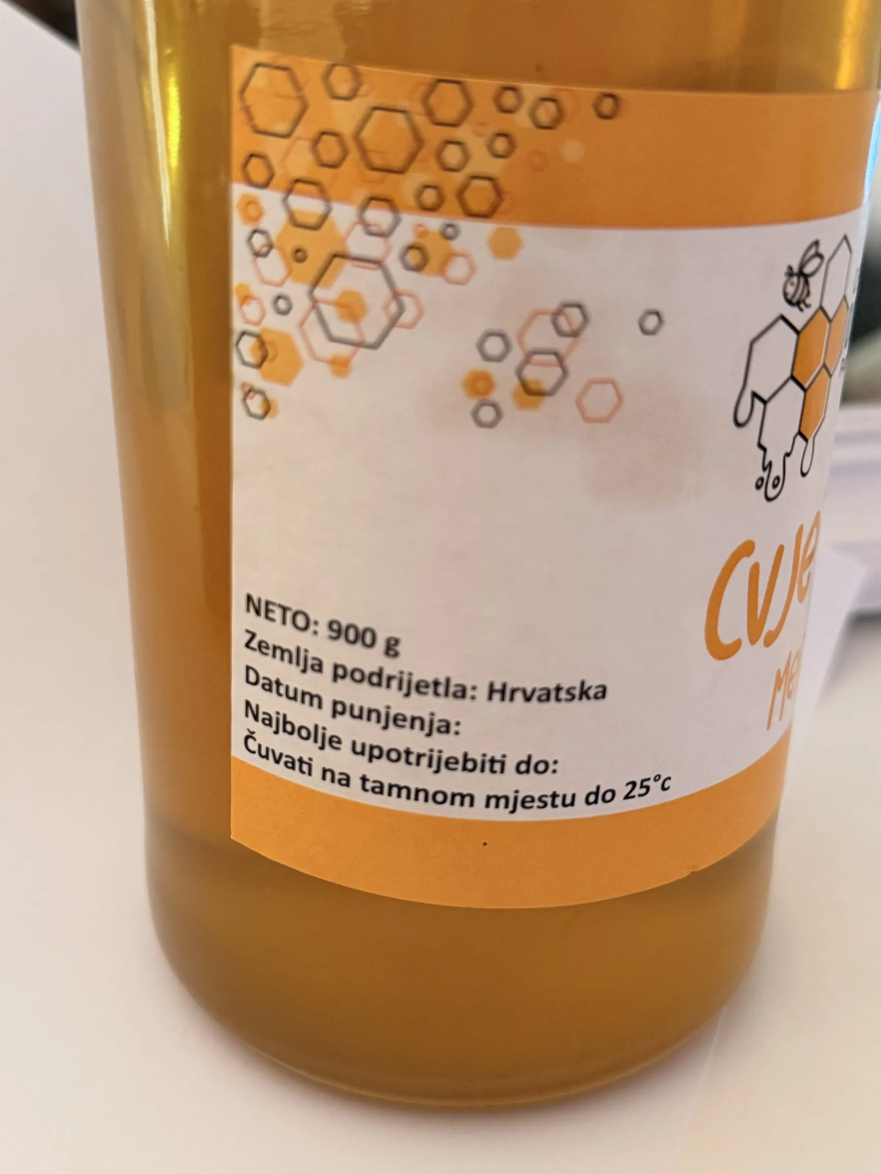 Etiketa Oaza Bee meda: neto 900 g, zemlja podrijetla Hrvatska, čuvati na tamnom mjestu do 25 °C